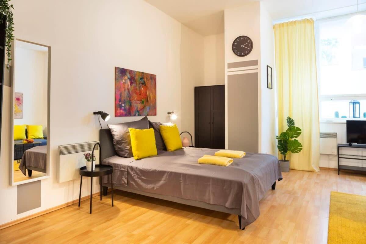 Cozy 2 Room Apartment Next To Hermannstrasse Berlin Exterior foto