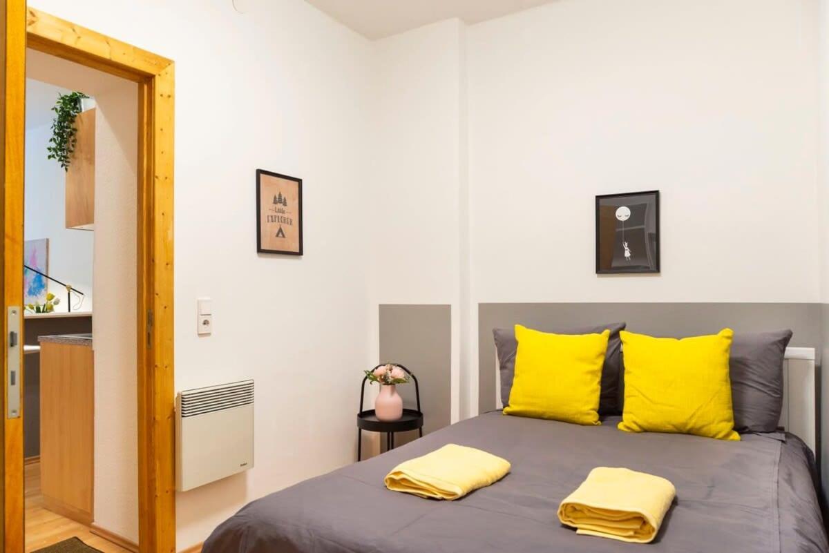 Cozy 2 Room Apartment Next To Hermannstrasse Berlin Exterior foto